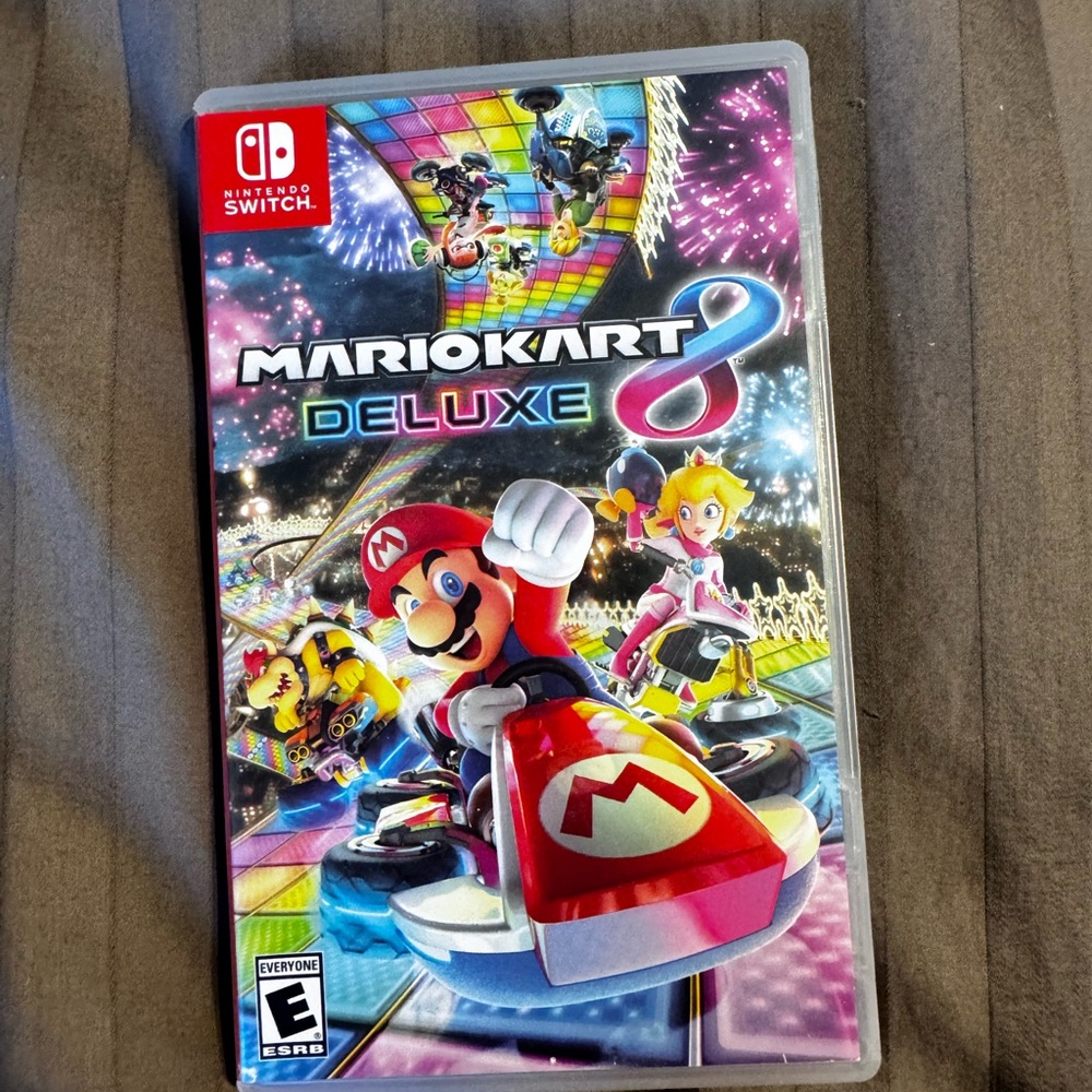 Nintendo Mario Kart 8 Deluxe - Red and Blue